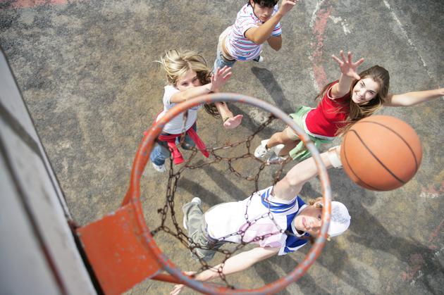 Abbildung: SchülerInnen, die einen Basketball in einen Korb werfen